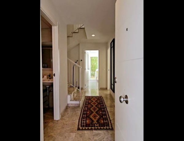 Таунхаус на продажу в  Urbanización Los Naranjos de Marbella, 39 , Марбелья photo 2