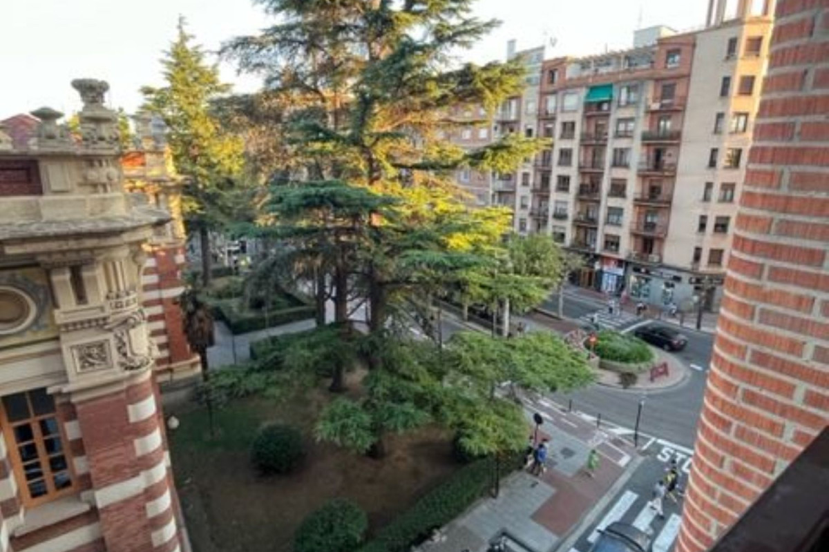 Продажа квартиры на Calle Capitán Gaona / AVDA DE LA PAZ, Логроньо
photo 1