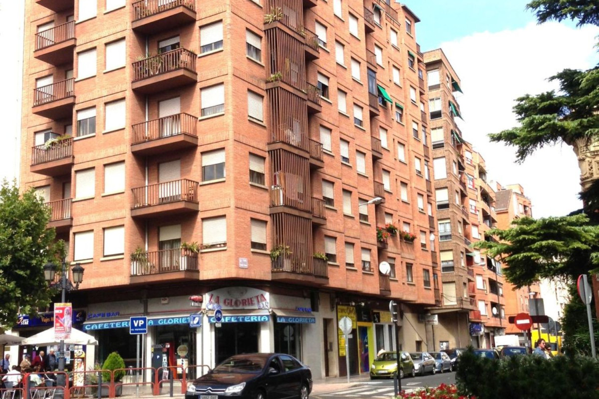 Продажа квартиры на Calle Capitán Gaona / AVDA DE LA PAZ, Логроньо
photo 2