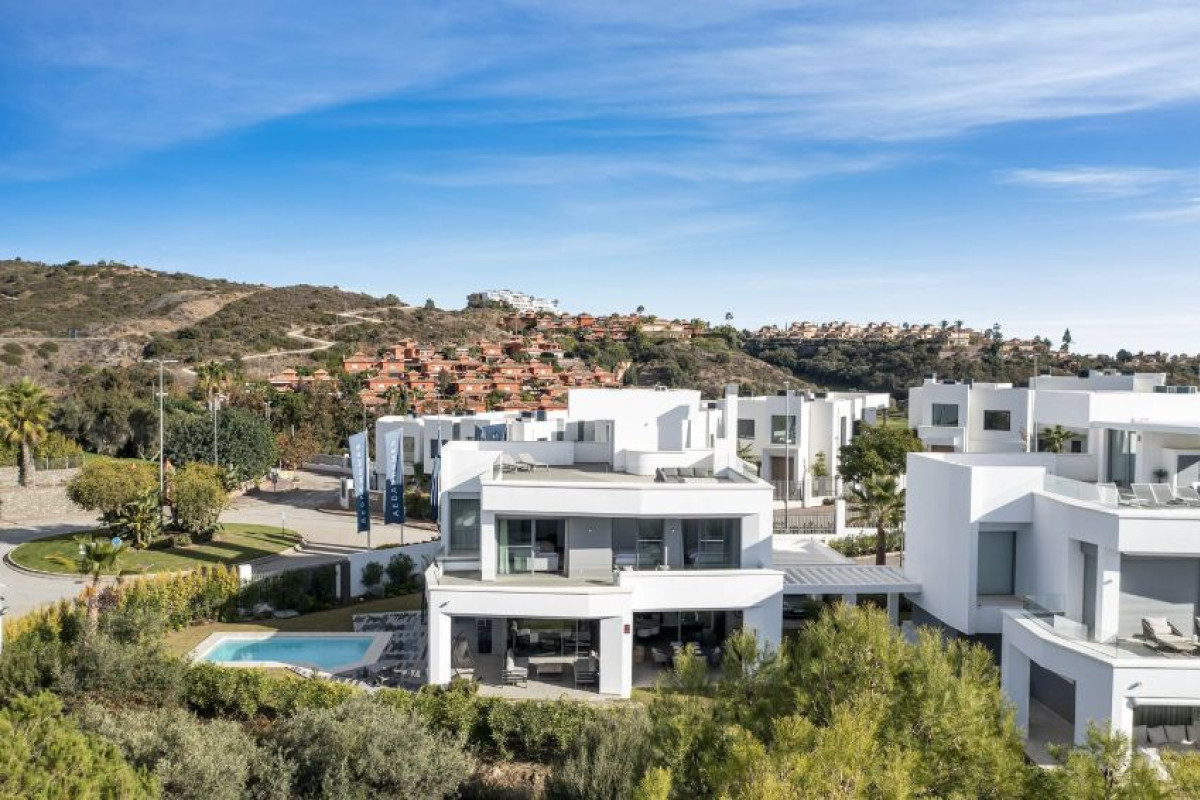 Sale of independent chalet in Urb. Santa Clara Golf, Marbella
photo 1