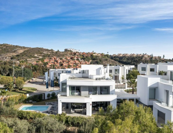 Detached villa for sale in  Urb. Santa Clara Golf, Marbella photo 1