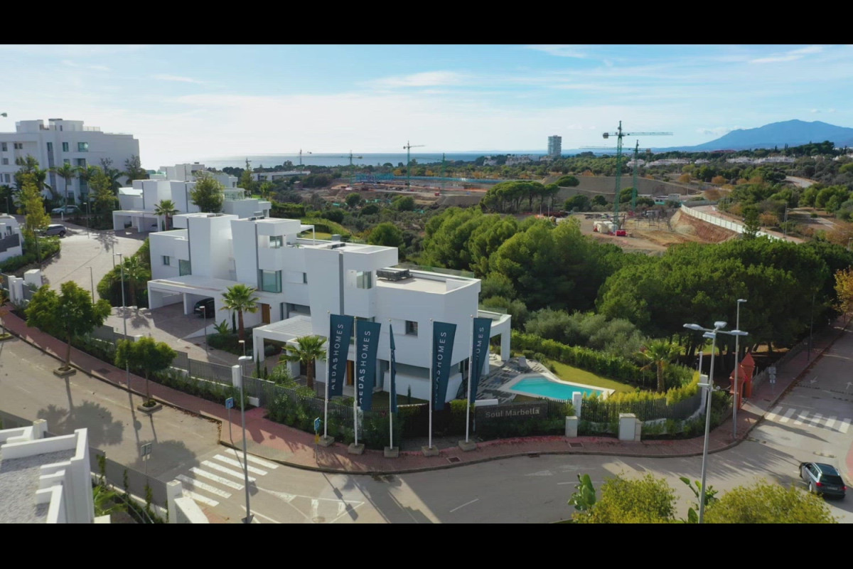 Sale of independent chalet in Urb. Santa Clara Golf, Marbella
photo 2