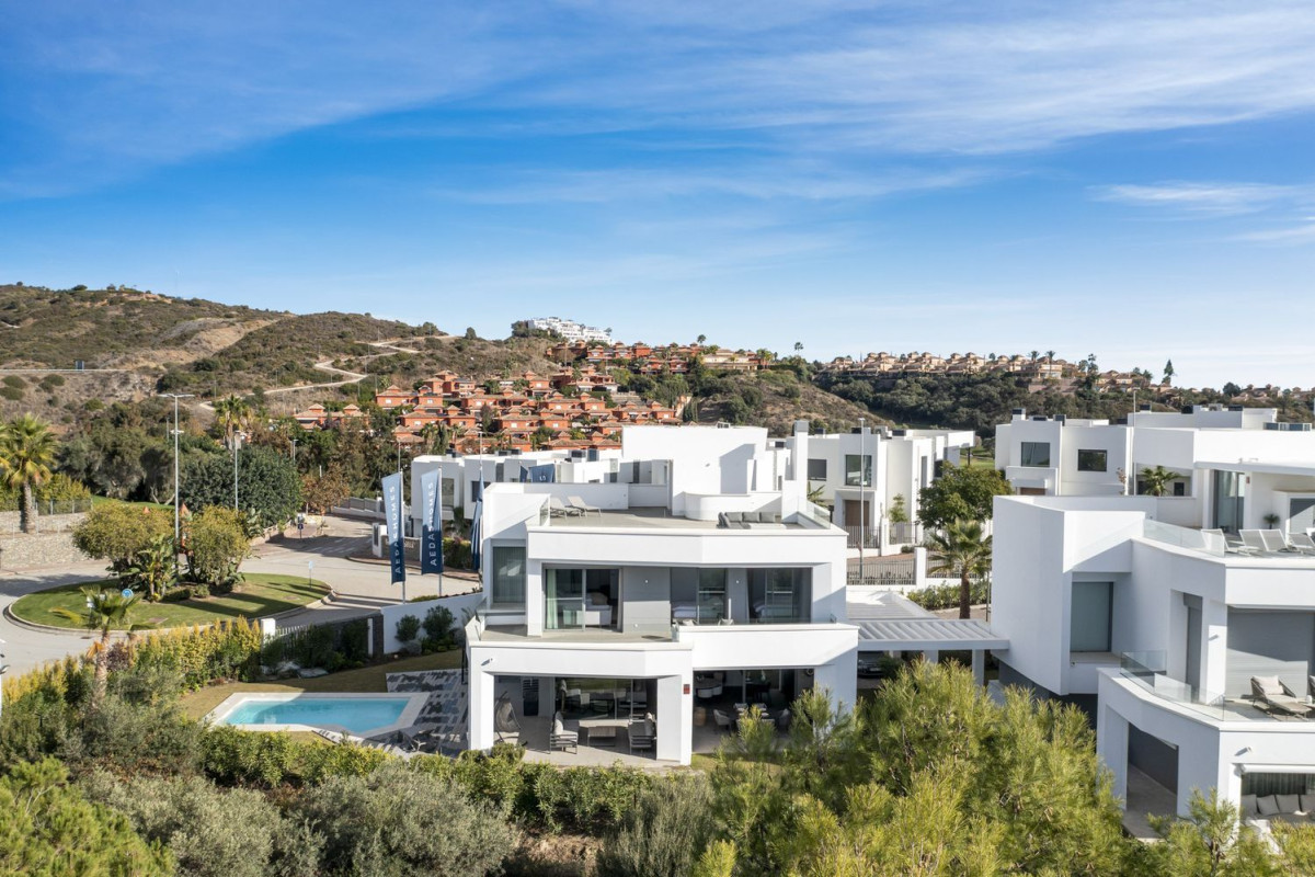 Sale of independent chalet in Urb. Santa Clara Golf, Marbella
photo 3