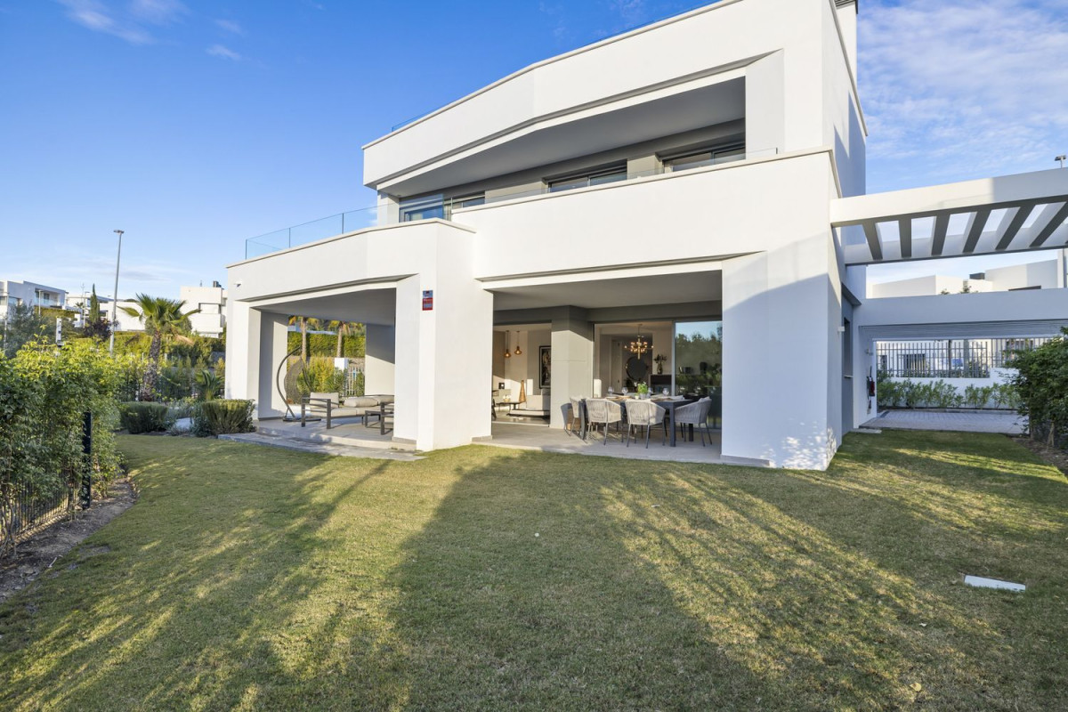Sale of independent chalet in Urb. Santa Clara Golf, Marbella
photo 4