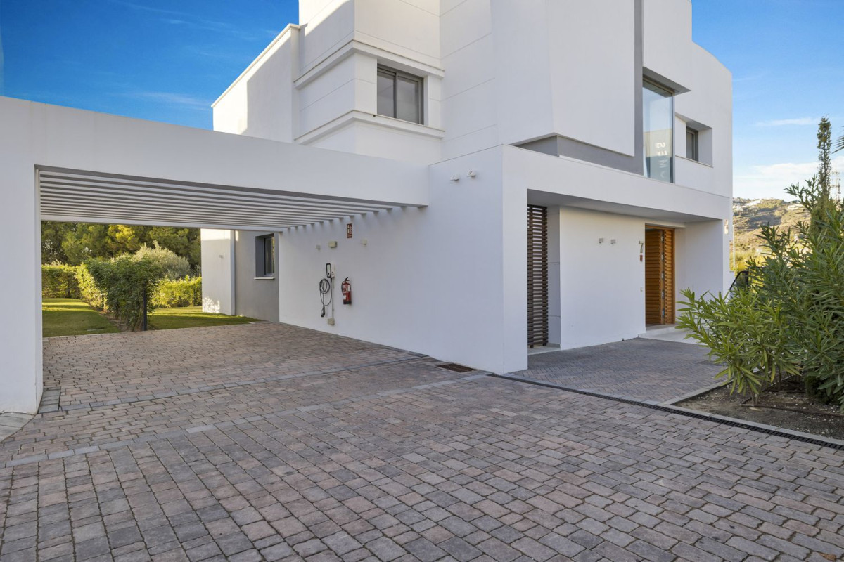 Sale of independent chalet in Urb. Santa Clara Golf, Marbella
photo 5