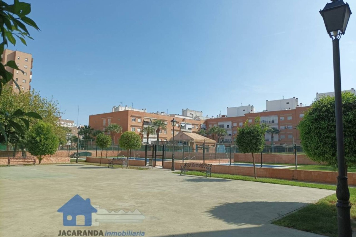 Venta de piso en Avenida los Pinos, Montequinto
photo 1