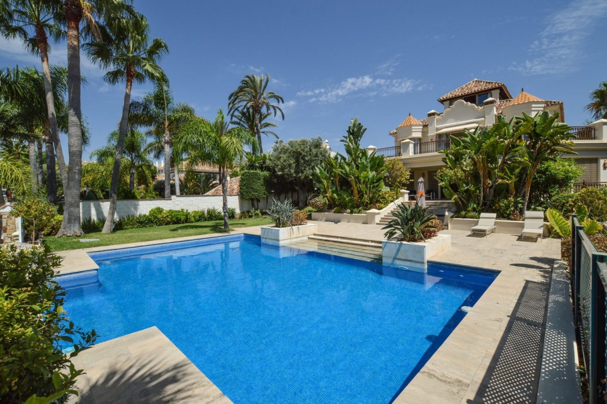 Sale of independent chalet in Calle Nardo, Marbella
 photo 2