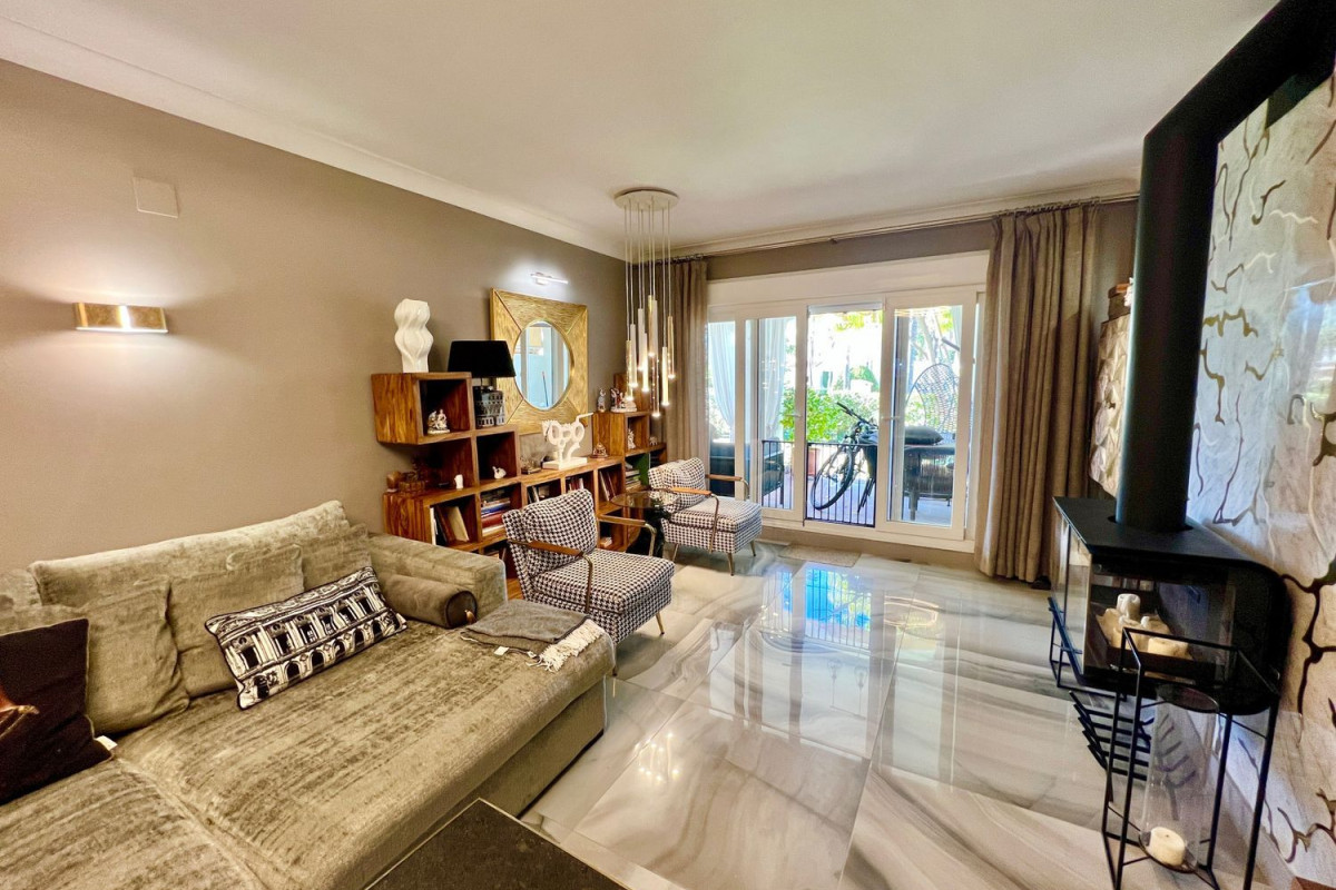 Venta de bajo en Avenida Carlos Cano, Marbella
photo 2