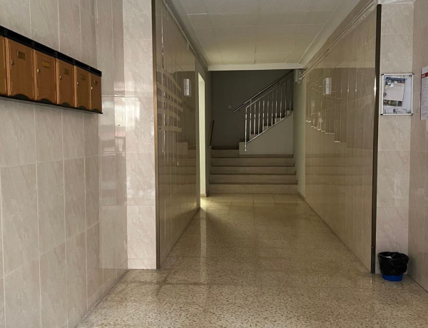 Piso en venta en Calle de la Miranda, 15, Cornellà de Llobregat thumbnail 2