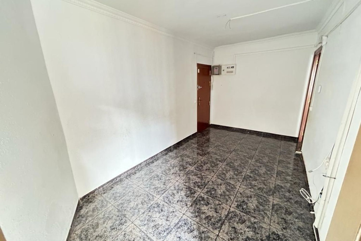 Sale of apartment in Calle Arce, Cornellà de Llobregat
photo 2