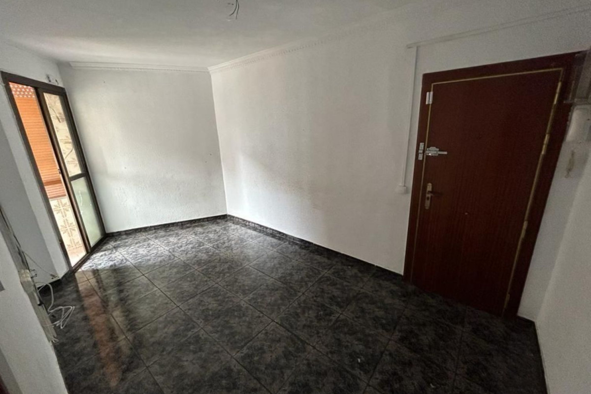Sale of apartment in Calle Arce, Cornellà de Llobregat
photo 3