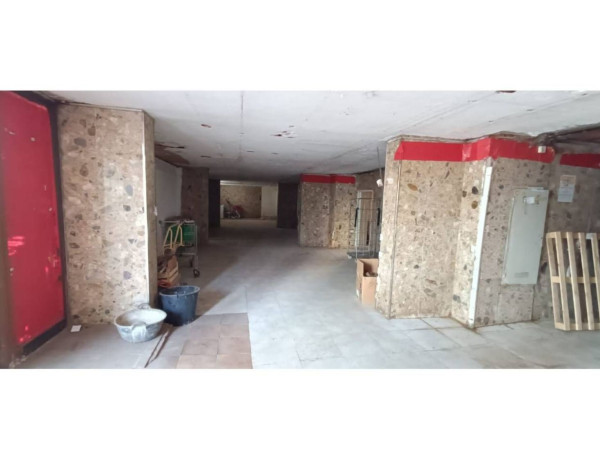 Local en venta en calle de la Ginesta thumbnail 1