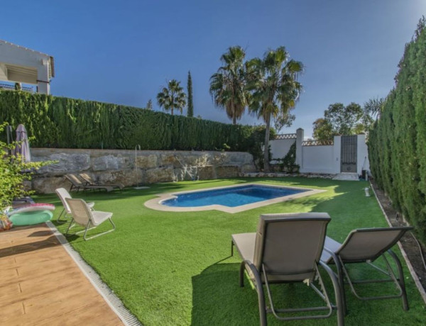 Detached villa for sale in Avenida de la Resina, 38, Estepona thumbnail 2