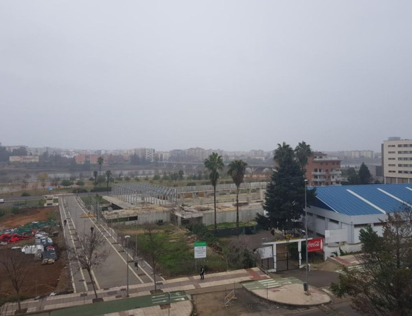 Piso en venta en Avenida Adolfo Díaz Ambrona, Badajoz photo 1