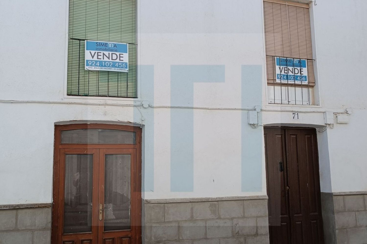 Venta de chalet adosado en , Llerena photo 1
