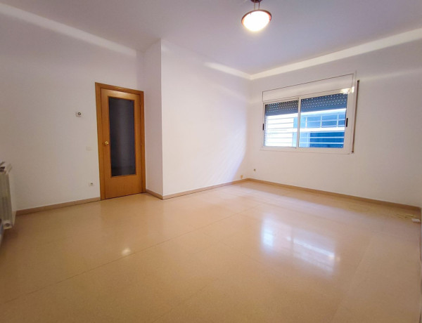 Bajo en venta en passatge francesc layret, Cornellà de Llobregat photo 1