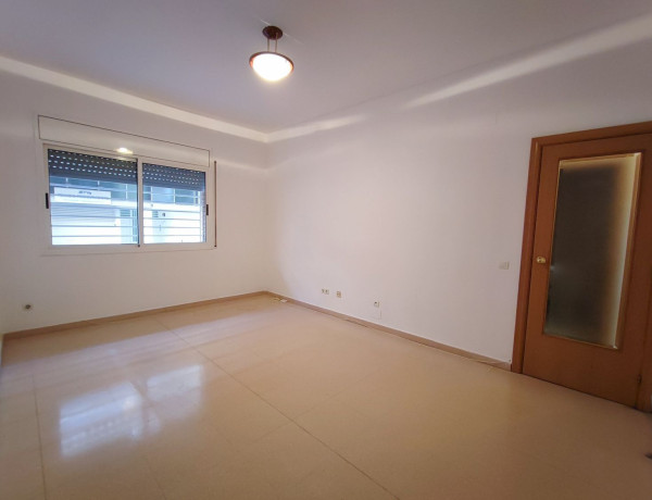 Bajo en venta en  passatge francesc layret, Cornellà de Llobregat photo 4