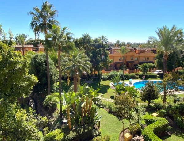 Chalet adosado en venta en  Avenida de Irlanda , Marbella photo 1
