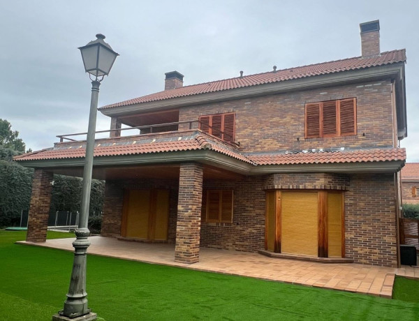 Chalet independiente en venta en  Calle Abedul, 5, Las Rozas de Madrid photo 3