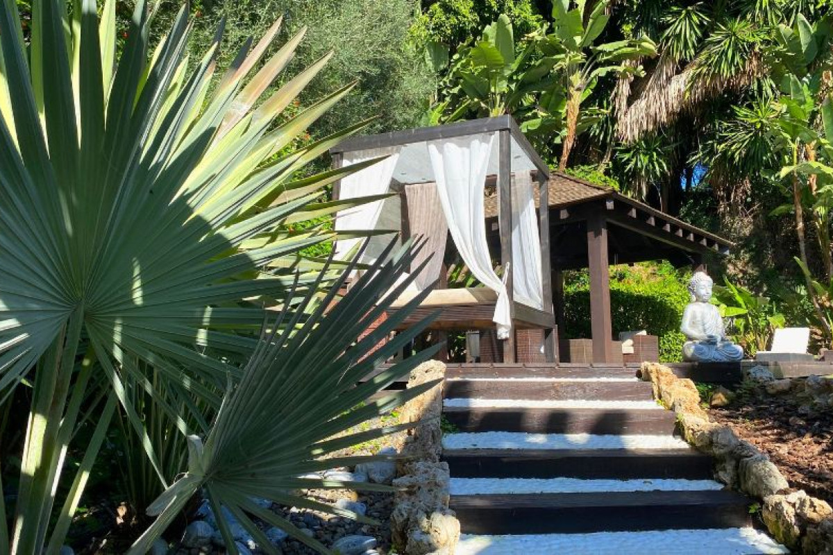 Sprzedaż niezależnego domku jednorodzinnego w Calle Las Granadas, Marbella photo 1