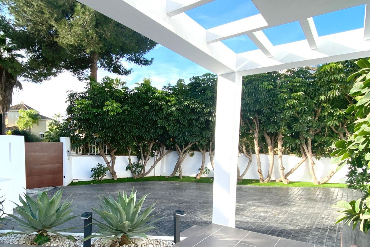 Sprzedaż niezależnego domku jednorodzinnego w Calle Las Granadas, Marbella photo 4