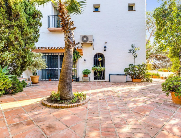 Detached villa for sale in Selwo , Estepona thumbnail 2