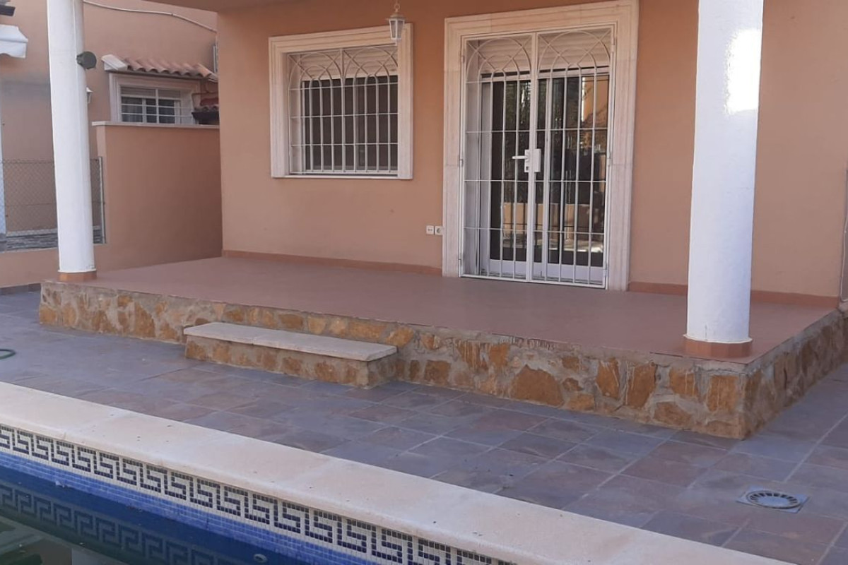 Sale of independent chalet in Maravisa, La Pobla de Vallbona
 photo 2