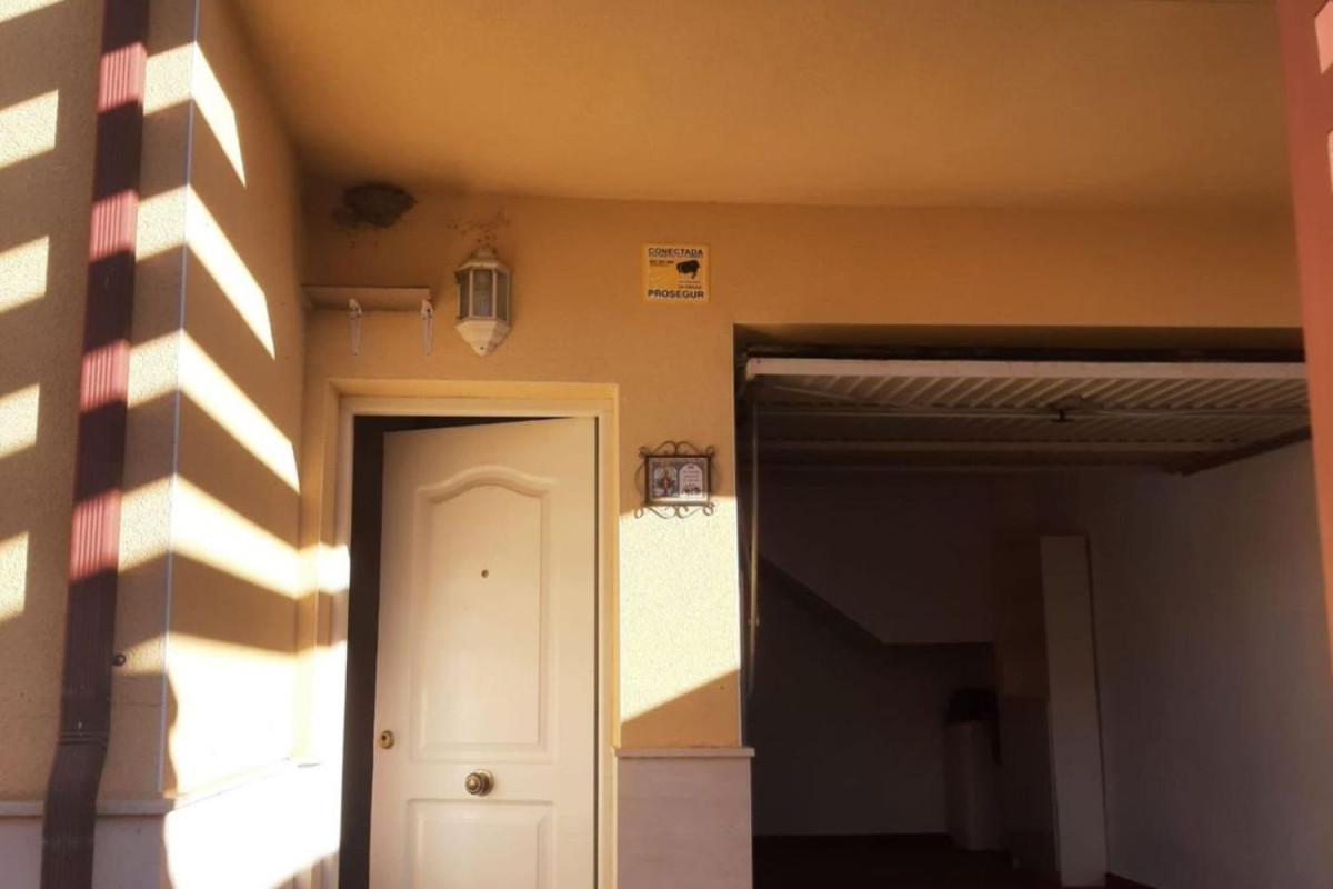 Sale of townhouse in , La Gineta photo 2