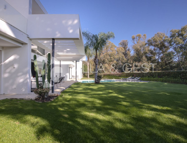Detached villa for sale in Avenida de los Andaluces, Estepona thumbnail 2