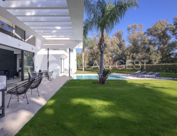Detached villa for sale in  Avenida de los Andaluces, Estepona photo 4