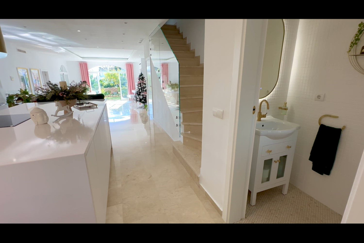 Sale of townhouse in  Calle Laurel, 4 , Estepona photo 2