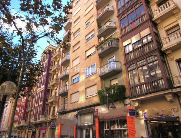 Apartment for sale in  Calle Duquesa de la Victoria, Logroño photo 1