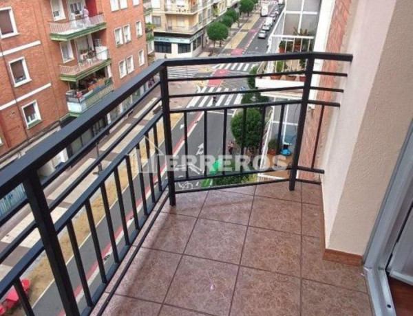 Apartment for sale in  Calle Duquesa de la Victoria, Logroño photo 3