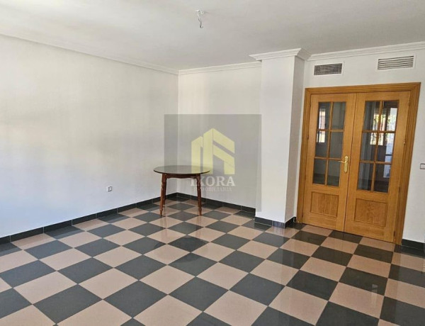 Продажа первого этажа в Calle Irlanda, 2, Linares thumbnail 2