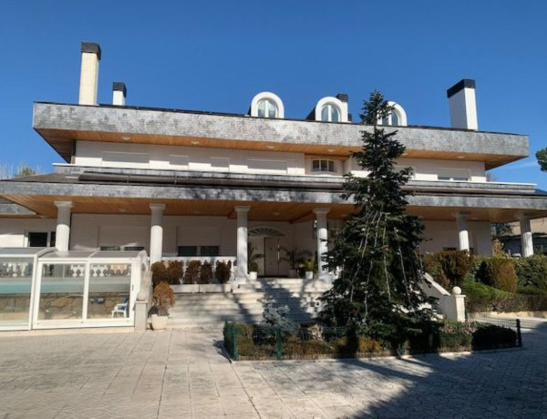 Chalet independiente en venta en  MIRLO, 90, Pozuelo de Alarcón photo 1