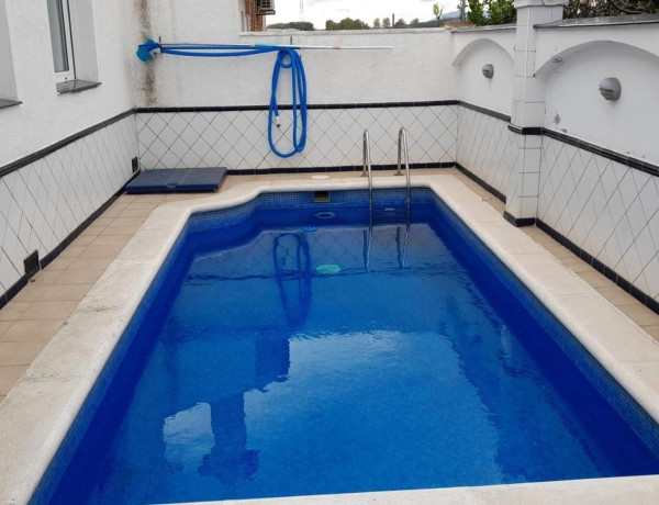 Chalet independiente en venta en Calle Puigmal-A, Empuriabrava photo 1