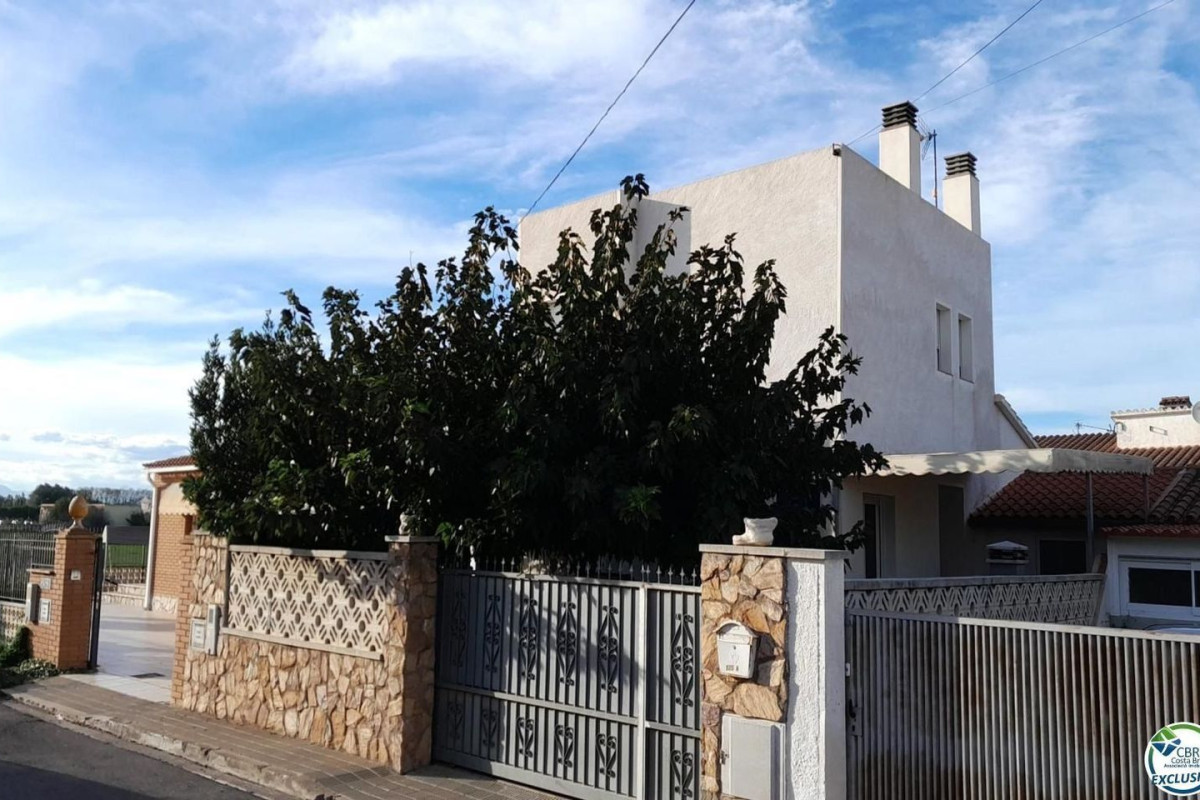 Sale of independent chalet in Calle Puigmal-A, Empuriabrava
 photo 2