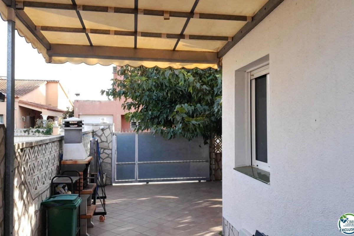 Sale of independent chalet in Calle Puigmal-A, Empuriabrava
 photo 3