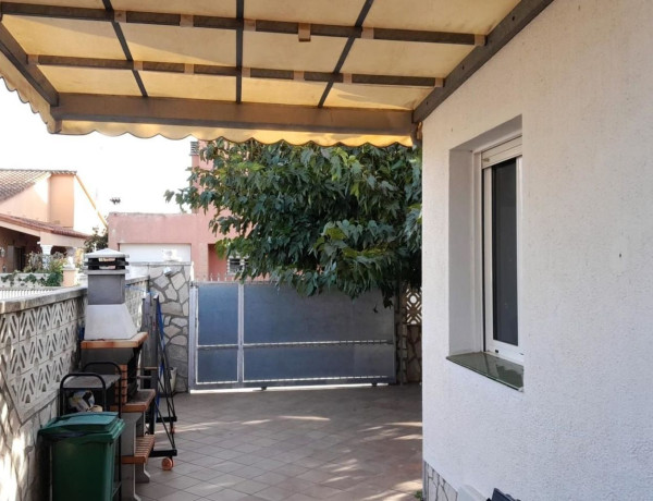 Chalet independiente en venta en Calle Puigmal-A, Empuriabrava thumbnail 2
