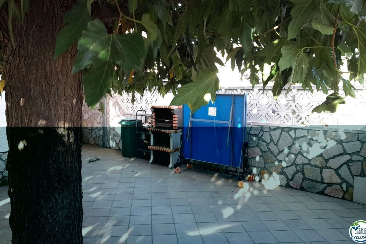 Sale of independent chalet in Calle Puigmal-A, Empuriabrava
 photo 4