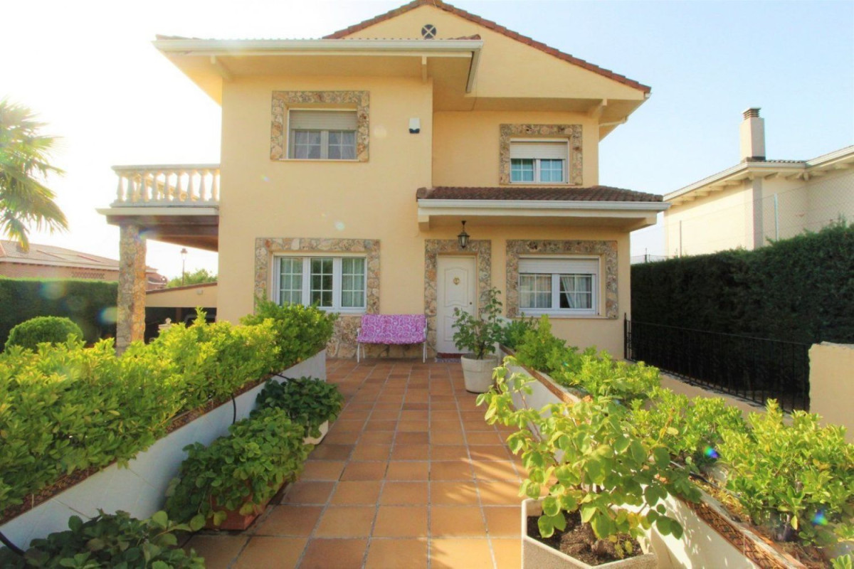 Casa o chalet independiente en venta en calle Viena, Cabanillas del Campo
photo 2