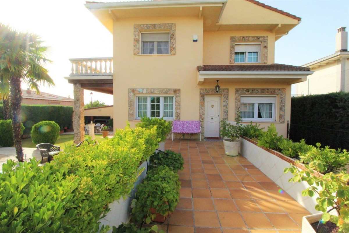 Casa o chalet independiente en venta en calle Viena, Cabanillas del Campo
photo 3