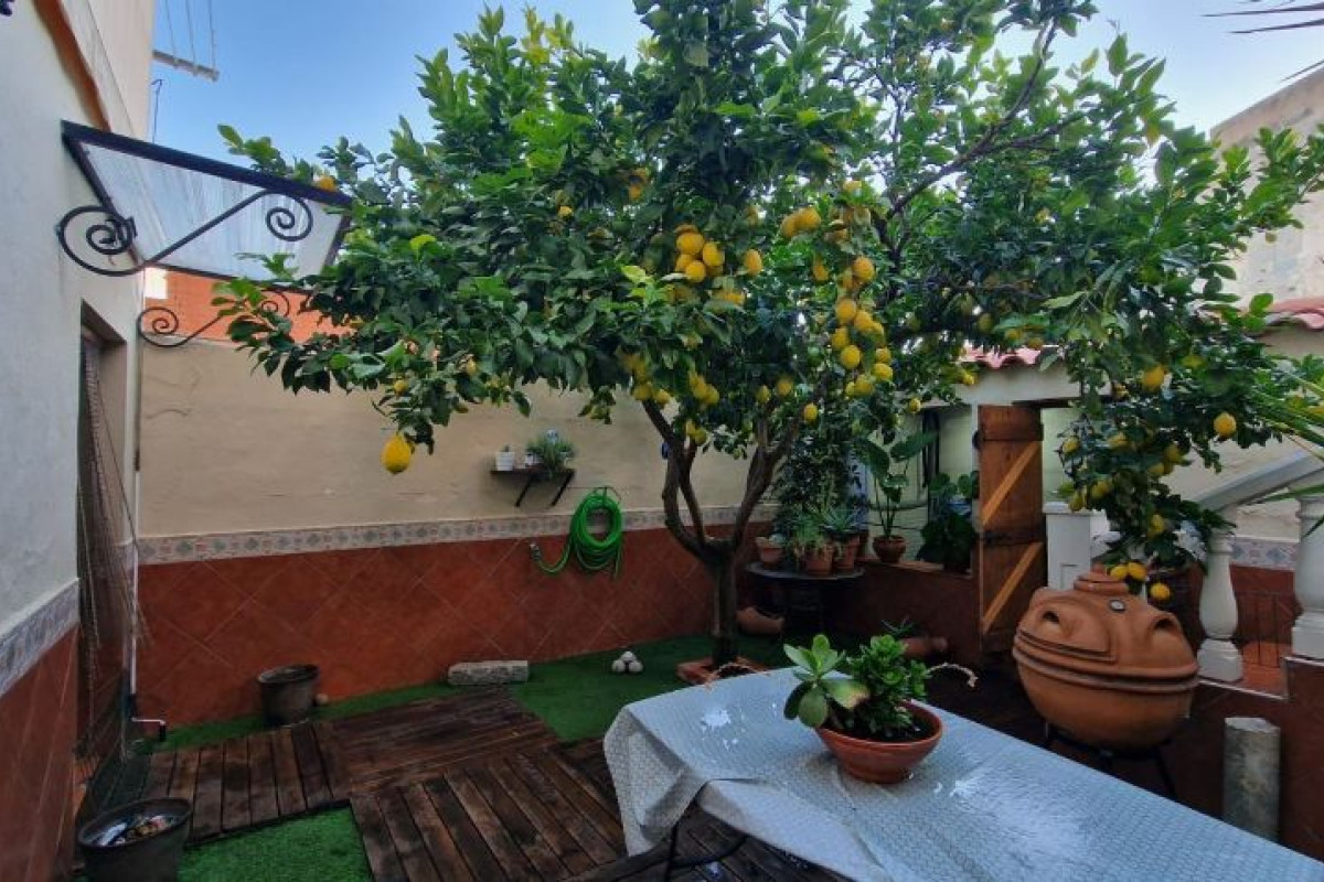 Sale of townhouse in Calle Pablo Neruda, 10 , Mérida photo 1