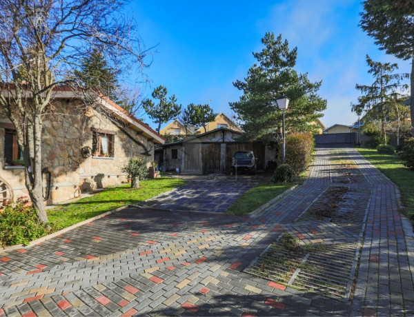 Chalet independiente en venta en Calle Bolivia, El Espinar thumbnail 2