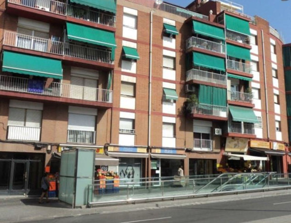 Piso en venta en  Avenida del Marquès de Sant Mori, Badalona photo