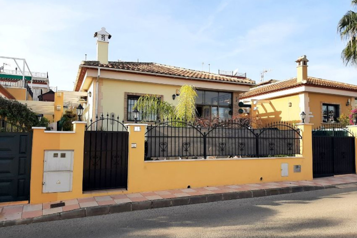 Casa o chalet independiente en venta en calle Alemania, 41, Bigastro
photo 1