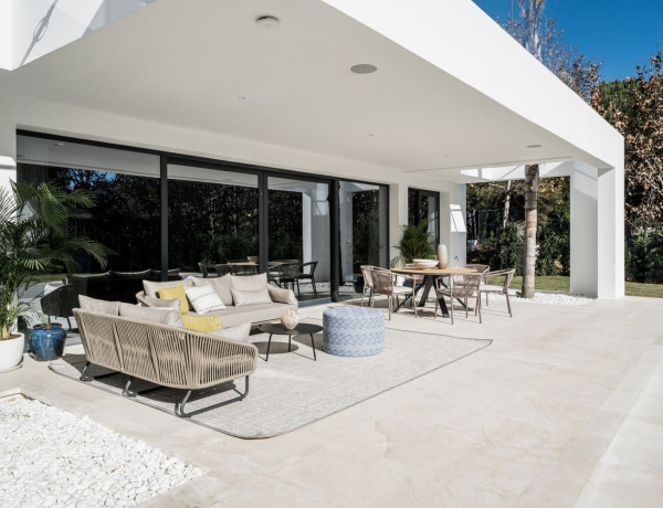 Detached villa for sale in Benamara - Atalaya , Estepona thumbnail 1