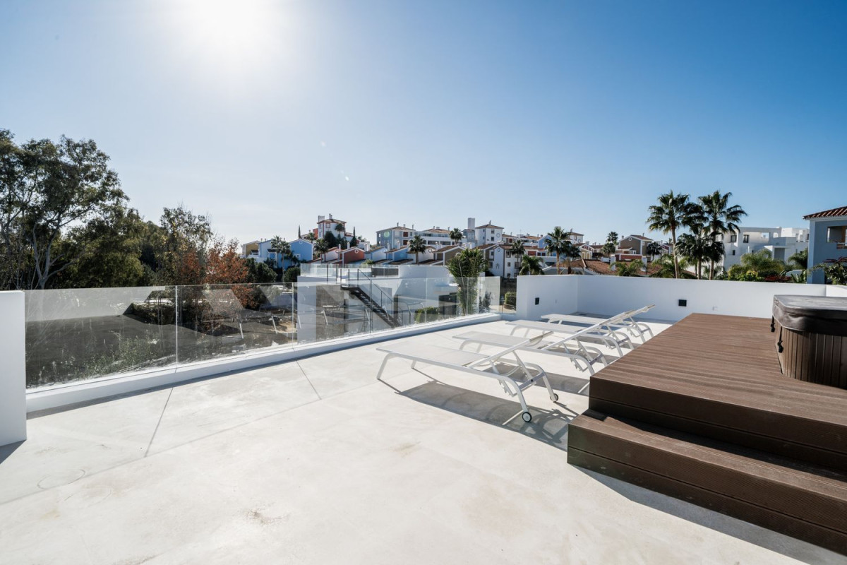 Sale of independent chalet in Benamara - Atalaya, Estepona
 photo 3