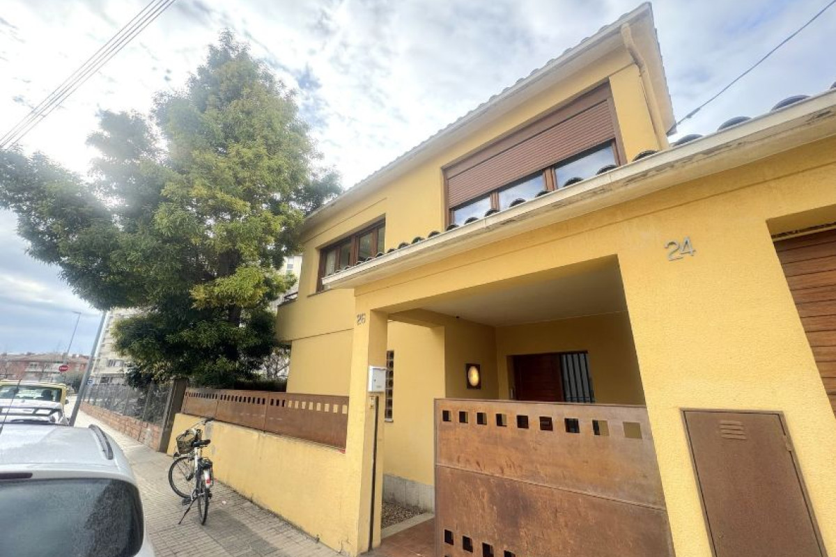Sprzedaż niezależnego domku jednorodzinnego w , Banyoles photo 1