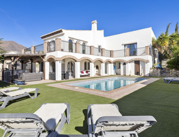 Detached villa for sale in Costa Natura , Estepona thumbnail 1